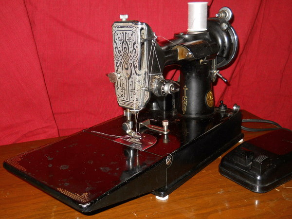 Singer Model 221 Feather Weight Sewing Machine