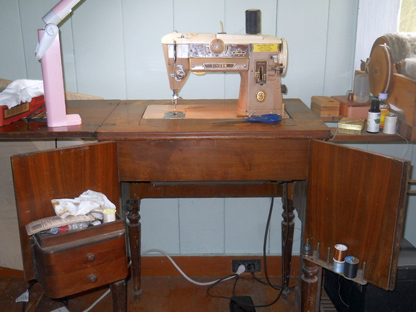 401a Sewing machine in older cabinet