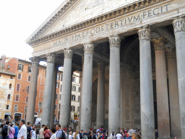 the entrance to the Pantheon in Rome