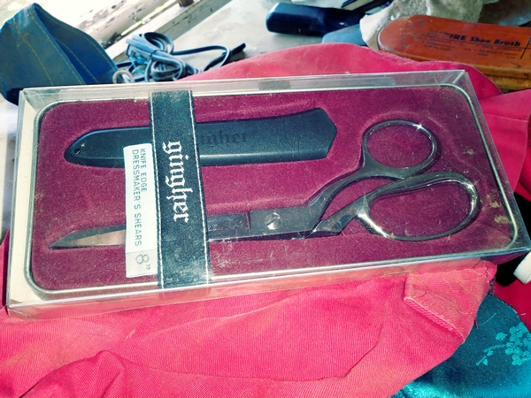 new still in a box Ginger scissors