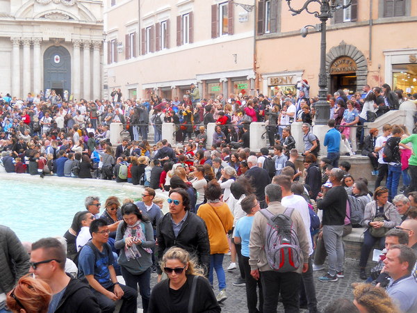 the crowd around Trevi fountain